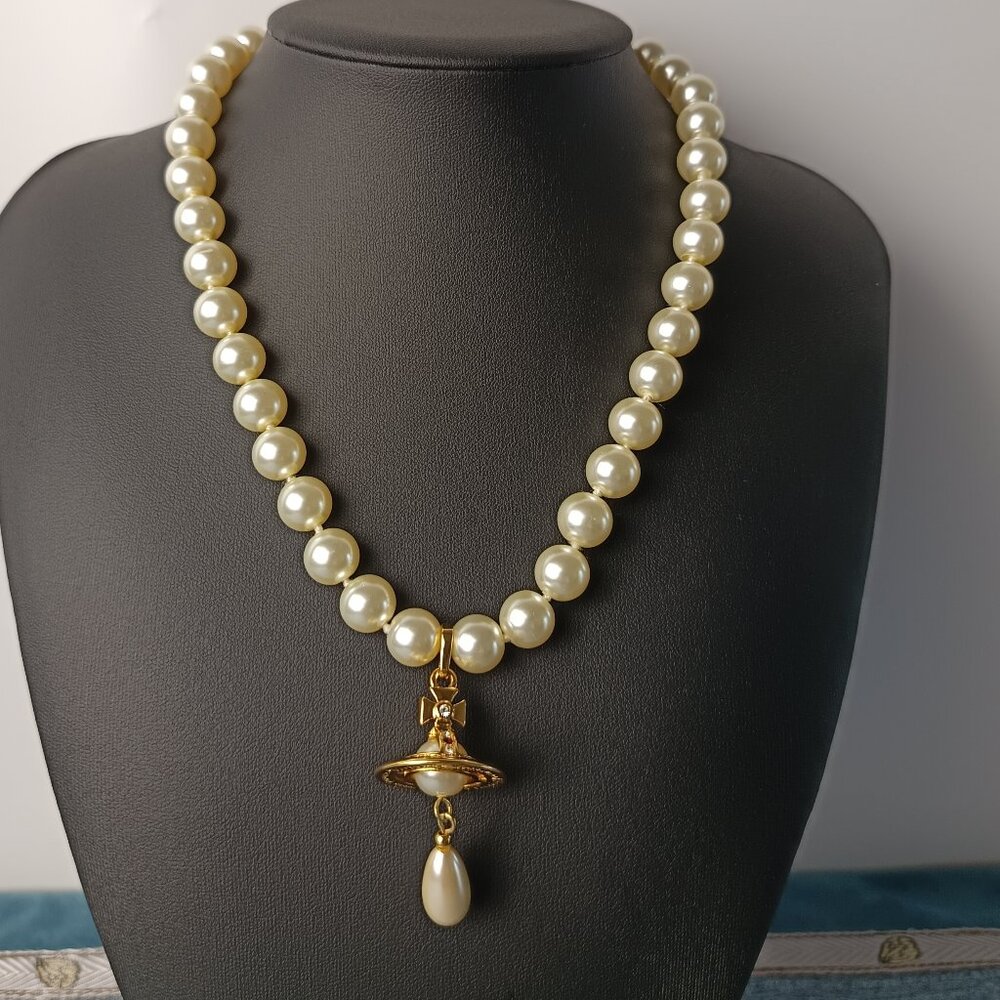 Vivienne Westwood Pearl Bas Relief Choker in Gold
